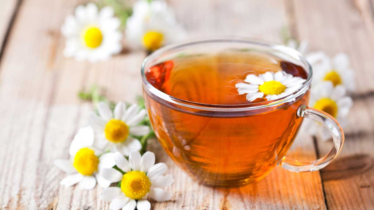 చమోమిలే అనే హెర్బల్ డ్రింక్ టీ నేలా కాలంలో బాగా ప్రాచుర్యం పొందింది. చమోమిలే టీని మాట్రికేరియా చమోమిల్లా మొక్క ఎండిన పువ్వులతో తయారు చేస్తారు. సాధారణ భాషలో చెప్పాలంటే చామంతి పువ్వుల టీ. ఈ టీలో యాంటీఆక్సిడెంట్, యాంటీ ఇన్ఫ్లమేటరీ లక్షణాలు దండిగా ఉంటాయి.