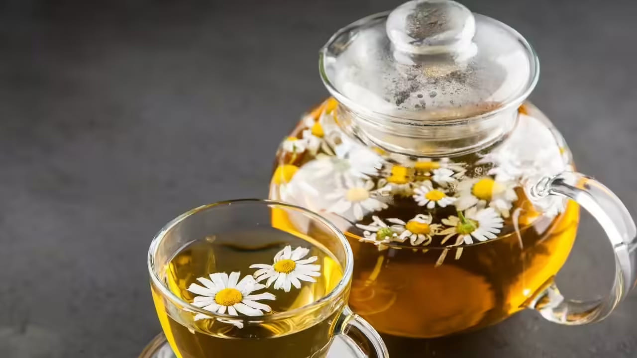 ఈ టీ నాడీ వ్యవస్థను ఆరోగ్యంగా ఉంచుతుంది. పని ఒత్తిడి కారణంగా మానసిక ఒత్తిడికి గురైతే, చమోమిలే టీ తాగడం మంచిది. ఈ టీ ప్రశాంతతను తెస్తుంది. ఇది మానసిక ఆందోళనను కూడా బాగా తగ్గిస్తుంది.