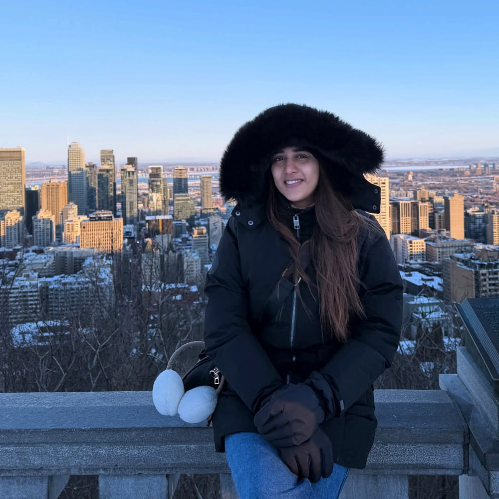 ఇక నటసింహం నందమూరి బాలకృష్ణ నటించిన డాకు మహారాజ్ సినిమాలో చిన్న పాత్రలో కనిపించింది. అలాగే ఇటీవలే విడుదలైన సంతాన ప్రాప్తిరస్తు అనే సినిమాలో నటించింది. కానీ ఈ సినిమాలేవీ ఈ ముద్దుగుమ్మకు అనుకుంత గుర్తింపు తీసుకురావడంలేదు. 