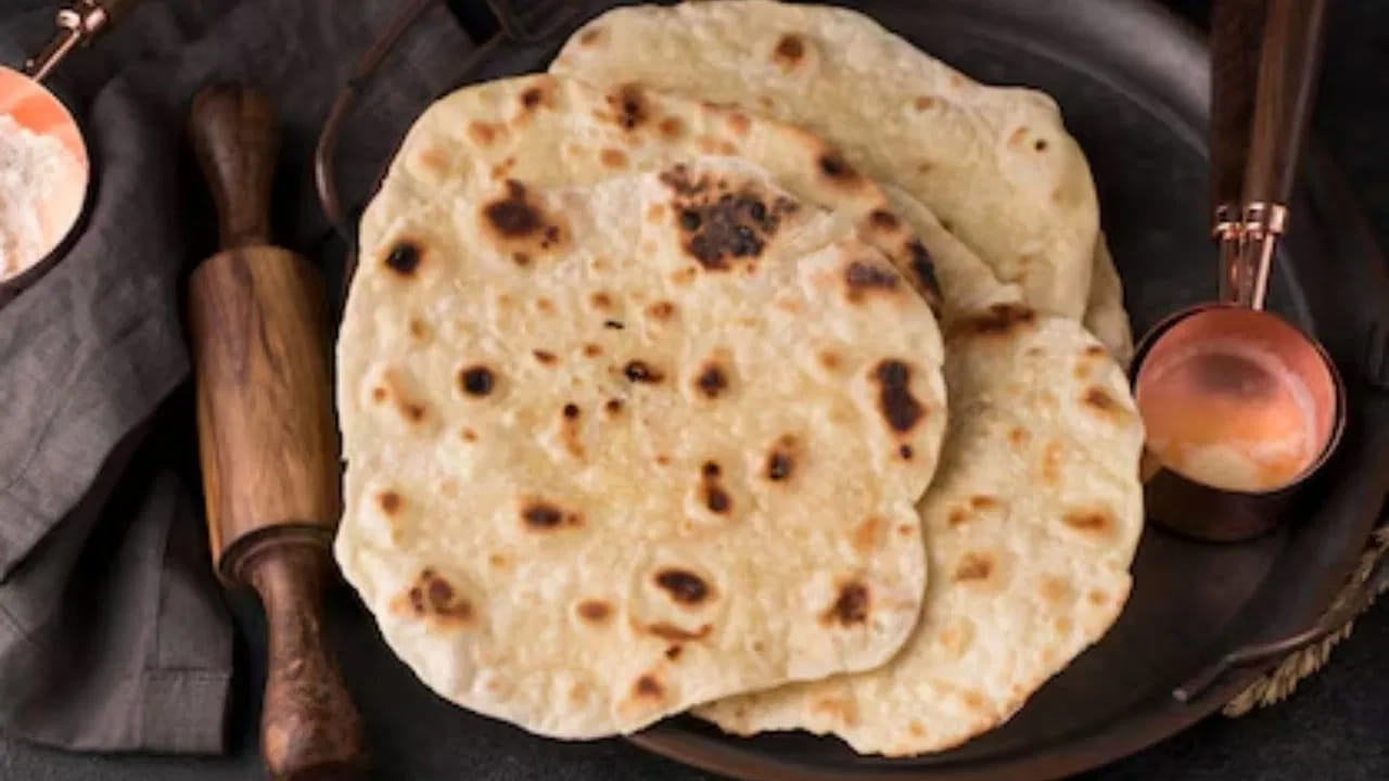 చపాతీలో ఫైబర్ ఎక్కువగా ఉండటం వల్ల జీర్ణం కావడానికి ఎక్కువ సమయం పడుతుంది. కాబట్టి బలహీనమైన జీర్ణవ్యవస్థ ఉన్నవారు రాత్రి పూట చపాతీలు తింటే గ్యాస్ లేదా ఉబ్బరం వంటి సమస్యలు వచ్చే అవకాశం ఉంది.