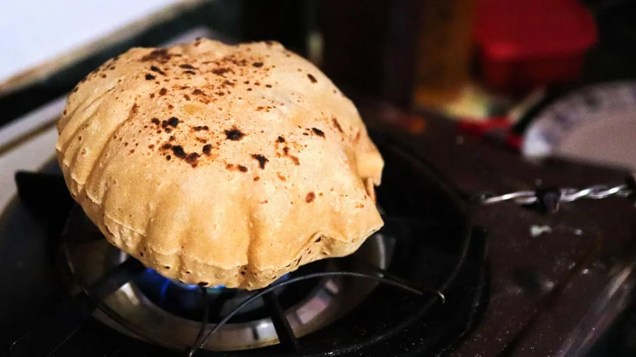 
మంటలో కాలిన చపాతీ/రోటీ.. ఎందుకు అనారోగ్యం కలిగిస్తుంది?.. 

చపాతీ నేరుగా మంటలో ఉడికినప్పుడు నల్లటి మచ్చలు ఏర్పడతాయి. ఈ మచ్చలు రుచి కోసం కొంత మంది ఆస్వాదిస్తారు, కానీ ఎక్కువ వేడిలో వండినప్పుడు కొంత రసాయనాలు, పాలీసైక్లిక్ ఆర్బొమాటిక్ హైడ్రోకార్బన్లు, అక్రిలామైడ్ వంటి పదార్థాలు ఉత్పన్నమవుతాయి. ఇవి అధిక పరిమాణంలో, తరచుగా తినడం వల్ల క్యాన్సర్ ప్రమాదంతో సంబంధం కలిగే అవకాశం ఉందని అధ్యయనాలు చెబుతున్నాయి. 

