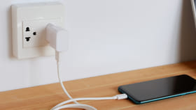 ఫోన్ ఛార్జర్లు తెలుపు, నలుపు రంగులోనే ఎందుకుంటాయో తెలుసా..?