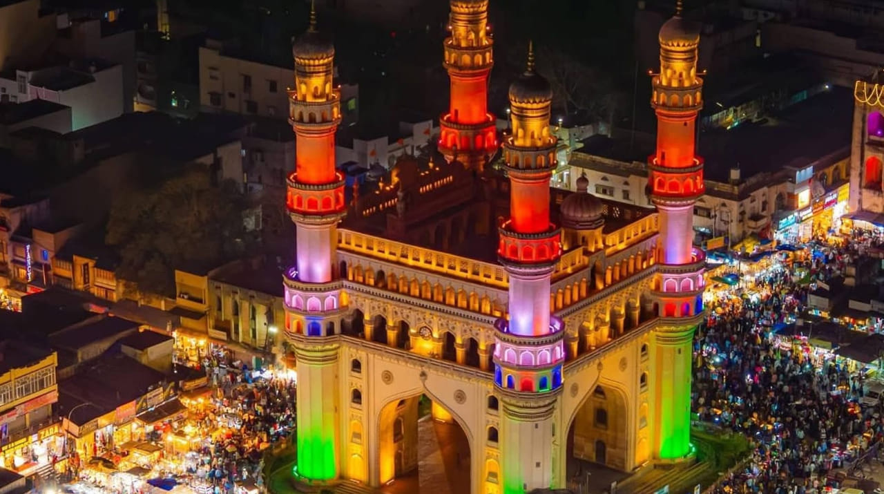 ముస్లింలు అత్యంత పవిత్రంగా భావించే రంజాన్ మాసంలో హైదరాబాద్ నగరం కొత్త శోభ సంతరించుకుంది. మరీ ముఖ్యంగా రంజాన్ అంటేనే పాతబస్తీ ప్రాంతానికి పెట్టింది పేరు. ఈ ప్రాంతంలో ముస్లింలు ఎక్కువగా నివసిస్తుండడం, చార్మినార్, మక్కా మసీదు లాంటి చారిత్రాత్మక కట్టడాలు ఇక్కడే ఉండడంతో రంజాన్ మాసం ప్రారంభమైందంటే చాలు.. ఎక్కడ లేని జనసందోహం పాతబస్తీలోనే కనిపిస్తుంది. ఈ నేపథ్యంలో రంజాన్ మాసం వేడుకల్లో పాతబస్తీ ప్రాంతం రంగురంగుల విద్యుత్ దీపాలతో వెలిగిపోతుంది.