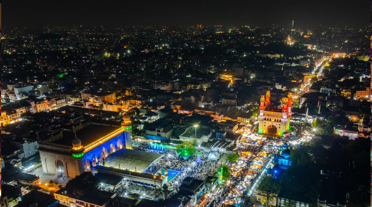 పాతబస్తీ ప్రాంతంలో రాత్రంతా షాపింగ్, ఫుడ్స్‌ టేస్ట్ చేస్తూ నగరవాసులు ఎంజాయ్ చేస్తున్నారు. వచ్చీపోయే సందర్శకుల కారణంగా రద్దీ పెరిగిన నేపథ్యంలో పోలీసులు ఎలాంటి అవాంఛనీయ ఘటనలు చోటు చేసుకోకుండా భద్రత కట్టుదిట్టం చేశారు. 