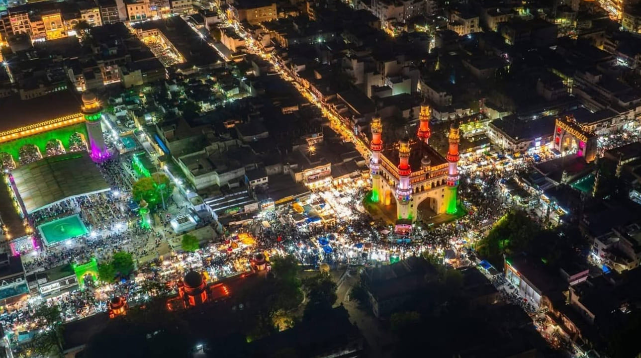 పాతబస్తీలో రంజాన్‌ సందడి కొనసాగుతోంది. రంజాన్ మాసంలో చార్మినార్ సందర్శకులు కూడా ఎక్కువే. ఈ నేపథ్యంలో చార్మినార్ చుట్టు పక్కల ప్రాంతాలు రాత్రయితే చాలు ధగధగ మెరిసిపోతున్నాయి. విద్యుత్ దీపకాంతుల్లో చార్మినార్ కట్టడాన్ని చూస్తుంటే కనుచూపు తిప్పుకోలేం అసలు. అంత అందంగా  మెరిసిపోతోంది. 