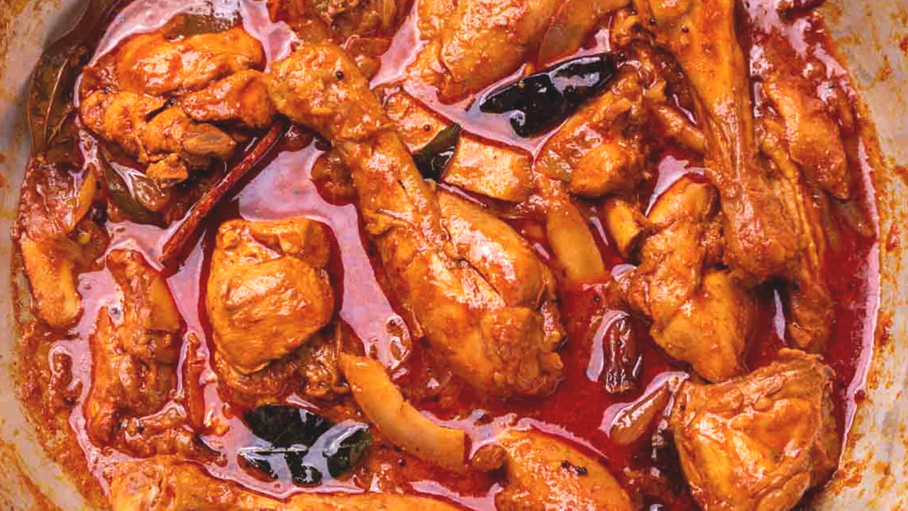 అధిక బరువు: చికెన్ను ఎక్కువగా తింటే శరీరంలో కొవ్వు విపరీతంగా పెరుగుతుంది. దీని వలన బరువు సులభంగా పెరిగిపోతారు. అధిక బరువు ఉన్న వారు రెండు వారాలకొకసారి తింటే మంచిదని వైద్యులు చెబుతున్నారు.