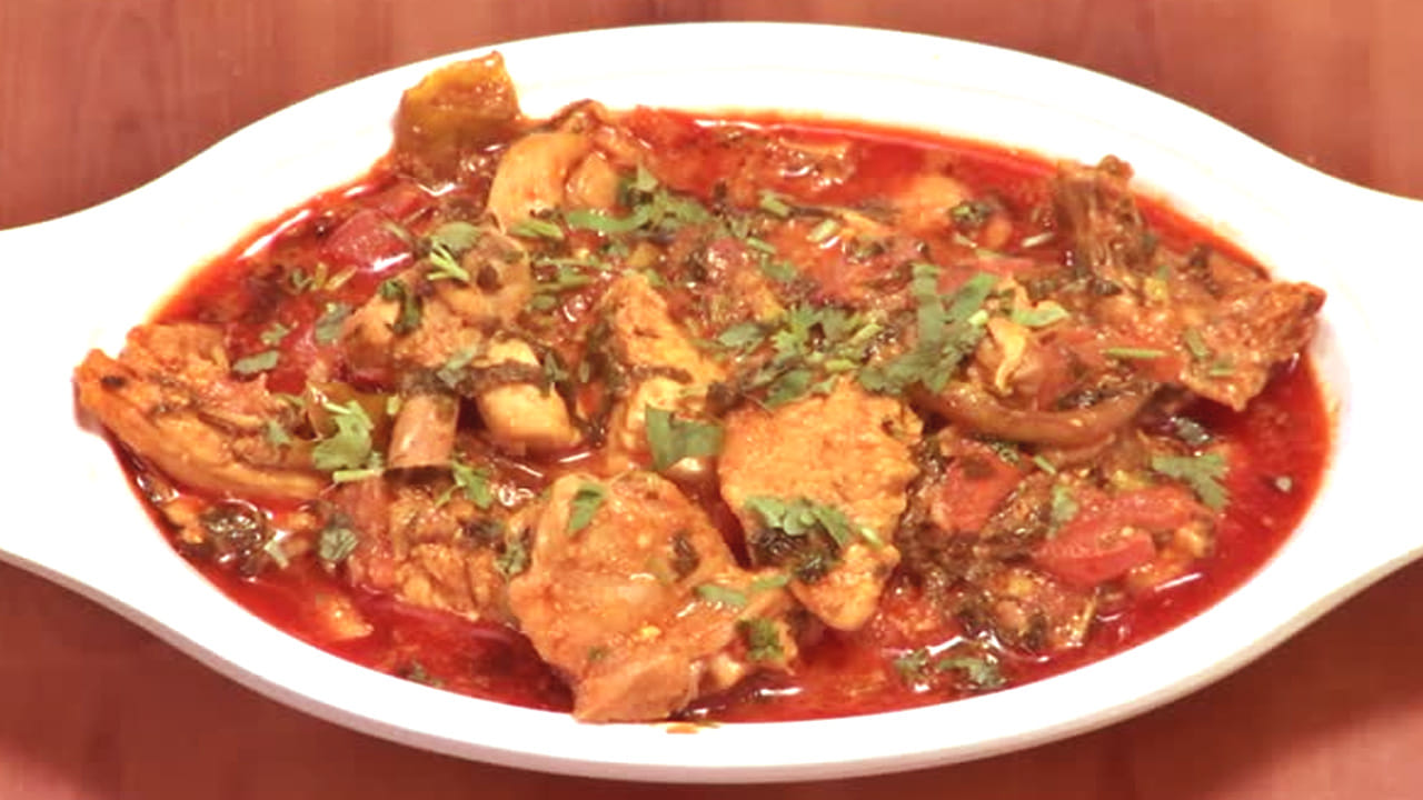 చికెన్ తో ఎలాంటి కూర చేసినా కూడా రుచి అదిరిపోతోంది. దీనితో పులుసు అయినా అయినా ఇగురు అయినా ఏదైనా సరే టేస్ట్ నెక్స్ట్ లెవెల్ లాగా ఉంటుంది. అయితే, చికెన్  తో అనేక వైరైటీలు చేసి ఉంటారు. ఇప్పుడు కొత్తగా తోటకూరతో ట్రై చేయండి. 
