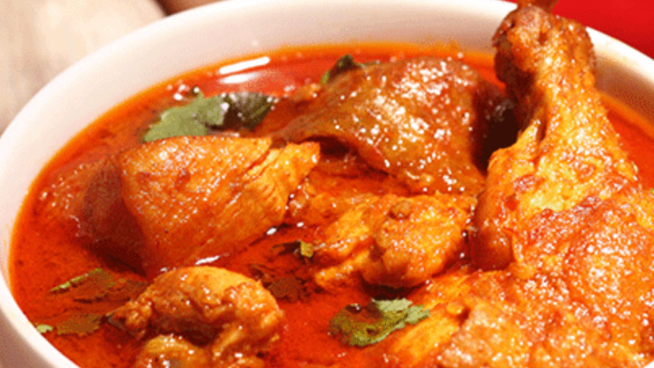 ఫుడ్ పాయిజనింగ్ : కొందరు పచ్చి చికెన్ ను తినేస్తారు. అయితే, ఇలా అస్సలు తినకండి. దీని వలన పుడ్ పాయిజనింగ్ అయ్యే అవకాశం ఉంది. ఇంకా చెప్పాలంటే కడుపునొప్పి వంటి సమస్యలు కూడా వస్తాయి.