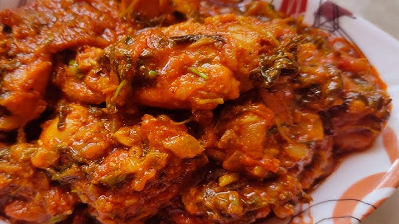 మీరు ముందుగా తోటకూరను బాగా కడిగి శుభ్రం చేసుకోండి. ఆ తర్వాత గ్రేవీ కోసం ఉల్లిపాయ, పచ్చిమిర్చి, టమాటాలను 
కట్ చేసి పెట్టుకోవాలి. ఇంకా చికెన్​ ను వేడి నీటితో కడిగి శుభ్రపరచుకోండి. 