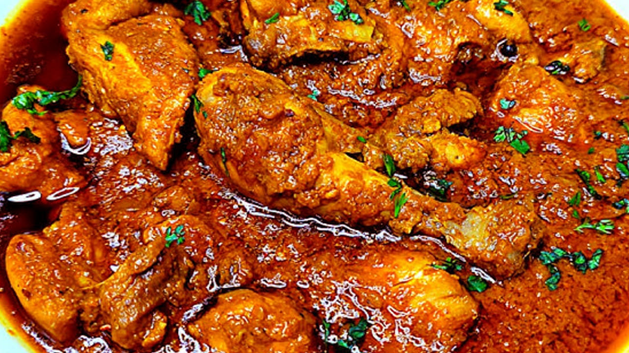 ఇక ఇప్పుడు స్టవ్ వెలిగించి పాన్ పెట్టి నూనె వేడయ్యాక కట్ చేసి పెట్టుకున్న మిర్చి, ఉల్లిపాయను రంగు మారే వరకు బాగా వేయించాలి.
ఉల్లిపాయ ముక్కలు రంగు మారిన తర్వాత చికెన్ ముక్కలు, అల్లంవెల్లుల్లి పేస్ట్, టమాటో ముక్కలు, అన్ని మసాలా పొడులు వేసి మిక్స్ అయ్యేలా బాగా కలపాలి.
