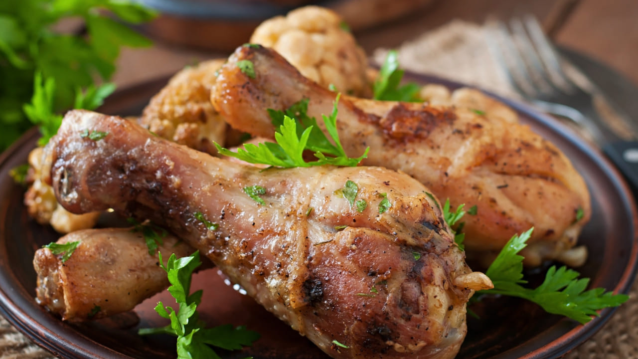 మీ ఇంట్లో చికెన్ కడగటం అంత మంచిది కాదు. ఎందుకంటే, దీని మీద ఉండే  ఈ బ్యాక్టీరియా ఇతర పాత్రల పైన కూడా పాకుతుందని నిపుణులు చెబుతున్నారు. ఇంకోటి, కడిగే ముందు కొంచం జాగ్రత్తగా ఉండాలి. 
