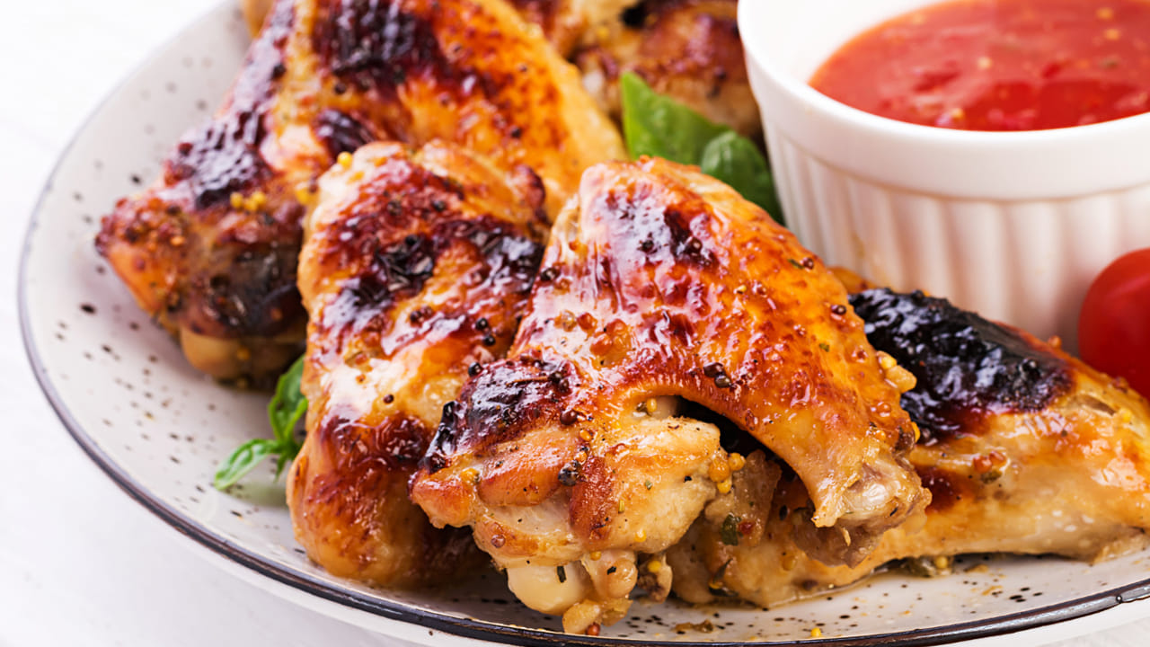 మీ కిచెన్ లో ఉన్న పండ్లు, కూరగాయలు పైన కూడా బ్యాక్టీరియా వ్యాపిస్తుంది. ఇది మిగతా ఆహారాలకు కూడా అంత మంచిది కాదు. 