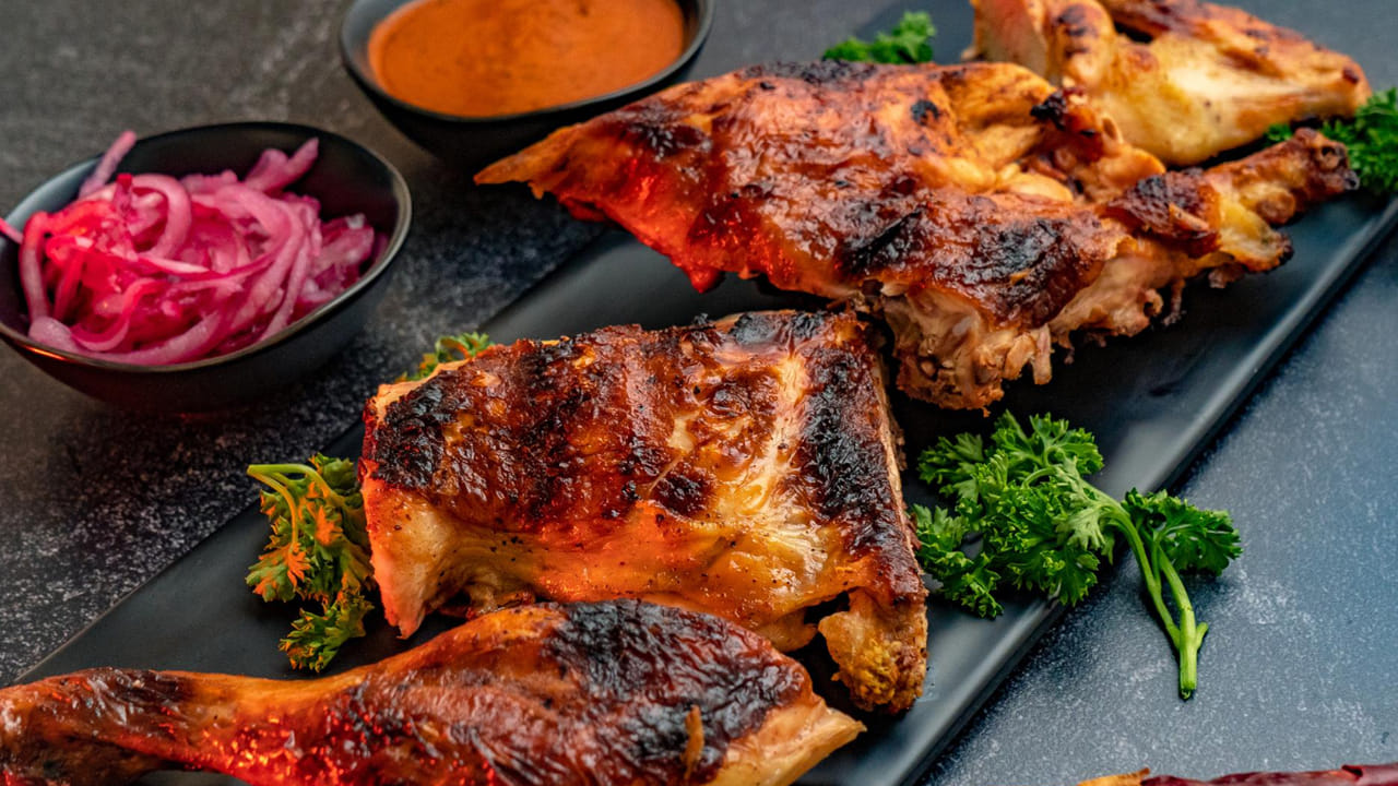 అలాగే, చికెన్‌ను నీటిలో శుభ్రపరచడం వలన దాని టేస్ట్ మొత్తం పోతుంది. అయితే, చికెన్ ను  ఒకసారి కడిగి ఉడకబెట్టడం మంచిది. ఇలా చేస్తే అనారోగ్య సమస్యలు రావు. హానికరమైన బ్యాక్టీరియా  కూడా నశిస్తుంది. (NOTE: ఇందులోని అంశాలు కేవలం అవగాహన కోసం మాత్రమే. నిపుణులు అందించిన సమాచారం ప్రకారం ఇక్కడ తెలియజేయడమైనది. ఆరోగ్యరీత్యా ఎలాంటి సమస్యలు ఉన్నానేరుగా వైద్య నిపుణులను సంప్రదించడం మంచిది)