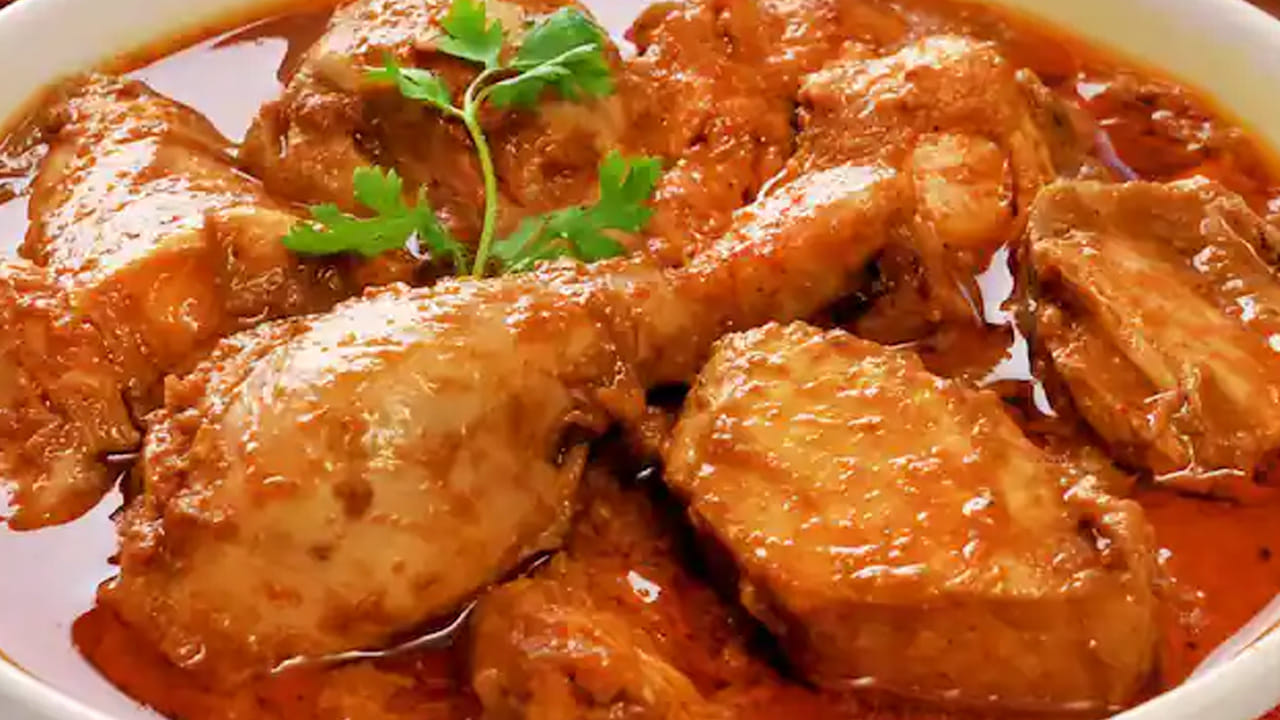 కావాల్సిన పదార్ధాలు : ముప్పావు కిలో చికెన్,   గ్రాములు  3 బంగాళాదుంపలు,  2 పెద్ద ఉల్లిపాయలు, 5 చిన్న టమోటాలు,  3 టేబుల్ స్పూన్స్ అల్లం వెల్లుల్లి పేస్ట్, 5 ఘాటు మిర్చి, బిర్యానీ ఆకు- 4, ఒక టేబుల్ స్పూన్ మిరియాలు, 5 లవంగాలు  5 దాల్చిన చెక్క, అర టీ స్పూన్ పసుపు,ఒక టేబుల్ స్పూన్ ధనియాల పొడి, ఒక టేబుల్ స్పూన్ మసాలా పొడి, ఒక టేబుల్ స్పూన్ పంచదార, కొత్తిమీర, 5 టేబుల్ స్పూన్స్ నూనె, రుచికి తగినంత ఉప్పు. 
