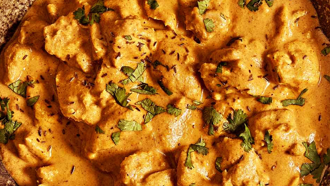 ఆ తర్వాత ధనియాలు, లవంగాలు అన్ని తీసుకుని పొడి లాగా పట్టుకోవాలి. ఇక ఇప్పుడు పాన్ పెట్టి దానిలో ఆయిల్ వేసి అది వేడయ్యాక  ఉల్లిపాయ ముక్కలు, జీడిపప్పులు గోల్డ్ కలర్ వచ్చే వరకు వేయించాలి.