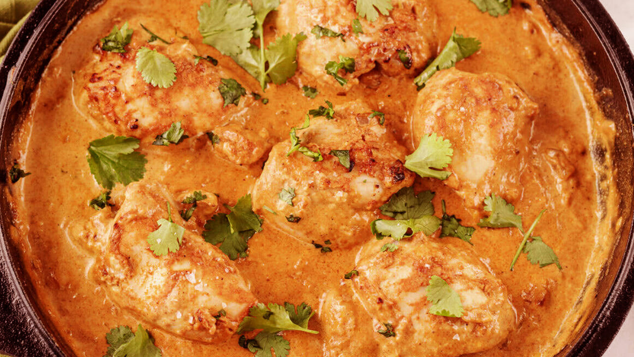 ఆ తర్వాత వేయించిన మిశ్రమాన్ని తీసుకుని మిక్సీ లో పొడిలాగా పట్టుకోవాలి.  ఇక ఇప్పుడు పాన్ పెట్టి దానిలో ఆయిల్ వేసి, నూనె కాలిన తర్వాత ఉల్లిపాయ ముక్కలు, యాలకులు 4, అనాస పువ్వు, జీడిపప్పులు వేసి కలర్ మారే వరకు బాగా  వరకు వేయించాలి.