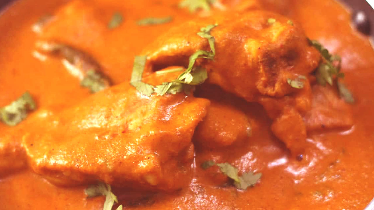 
కట్ చేసిన పచ్చిమిర్చి, కరివేపాకు, ఒక టేబుల్స్పూన్ అల్లం వెల్లుల్లి పేస్ట్ వేసి లైట్ గా వేయించాలి. ఇప్పుడు ముందుగా పక్కన పెట్టుకున్న చికెన్ వేసి బాగా ఉడకనివ్వాలి.  స్టవ్ మీదే  10 నిముషాలు ఉంచి అన్ని రకాల మసాలా పొడులు వేసి బాగా కలుపుకోవాలి.