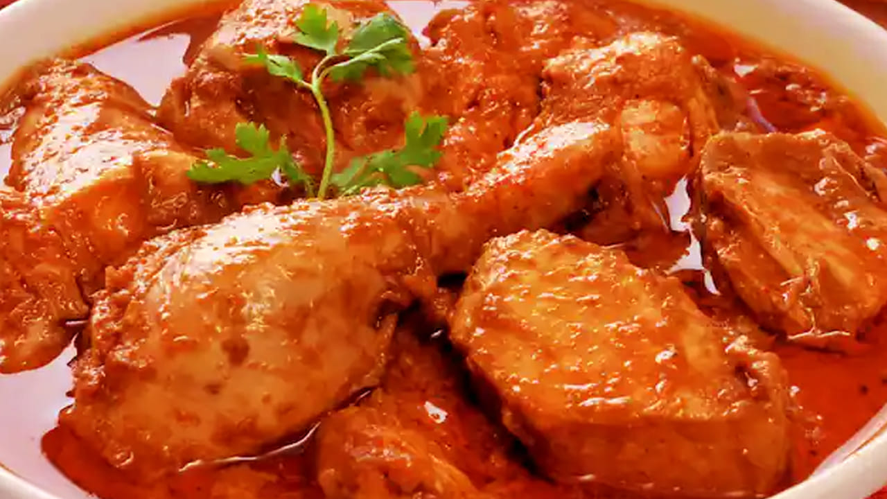 మనకి తెలిసినంత వరకు ఎక్కడ కూడా నాన్ వెజ్ ను ప్రసాదంగా పెట్టరు. కానీ, మన దేశంలో కొన్ని దేవాలయాల్లో మాంసాహారాలనే నైవేద్యంగా పెడతారు. మరి, ఈ వింత ఆలయాలు ఎక్కడ ఉన్నాయో యెక్కడ చూద్దాం.. 