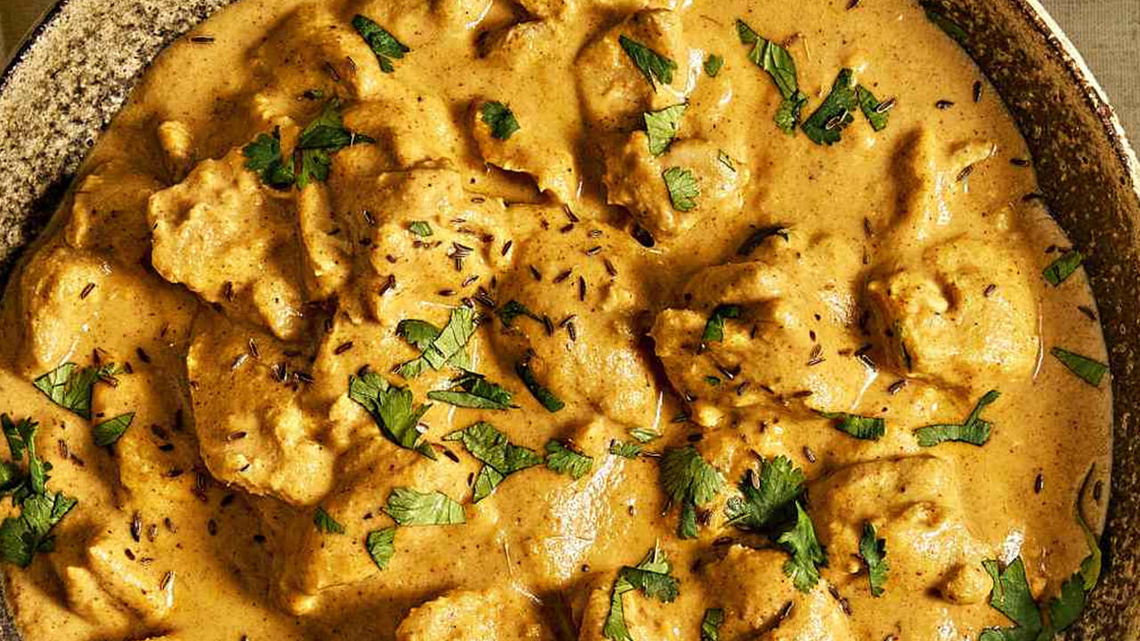 చికెన్ ఉడికిన తర్వాత మూత తీసి రెండు స్పూన్స్ పంచదార వేస్తే  రుచి అదిరిపోతుంది. ఇది వేశాక తియ్యగా ఉంటుంది కదా అని సందేహిస్తున్నారా? తియ్యగా ఉన్నా కూడా మీ నోటికి కొత్త రుచి తగులుతుంది. దించే ముందు కొత్తిమీర ఆకులు వేసి దించేయండి. అంతే, వేడి వేడి బెంగాలీ స్టైల్ చికెన్ కుర్మా రెడీ.