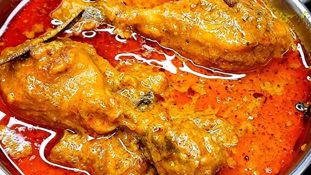 ముందుగా స్టవ్ వెలిగించి పాన్ పాన్ పెట్టి దానిలో ఆయిల్ వేసి వేడయ్యాక వేడి చేయాలి. ఇక ఇప్పుడు బంగాళాదుంపను తీసుకుని చిన్న చిన్న  ముక్కలుగా చేసి పక్కన పెట్టుకోవాలి. 
