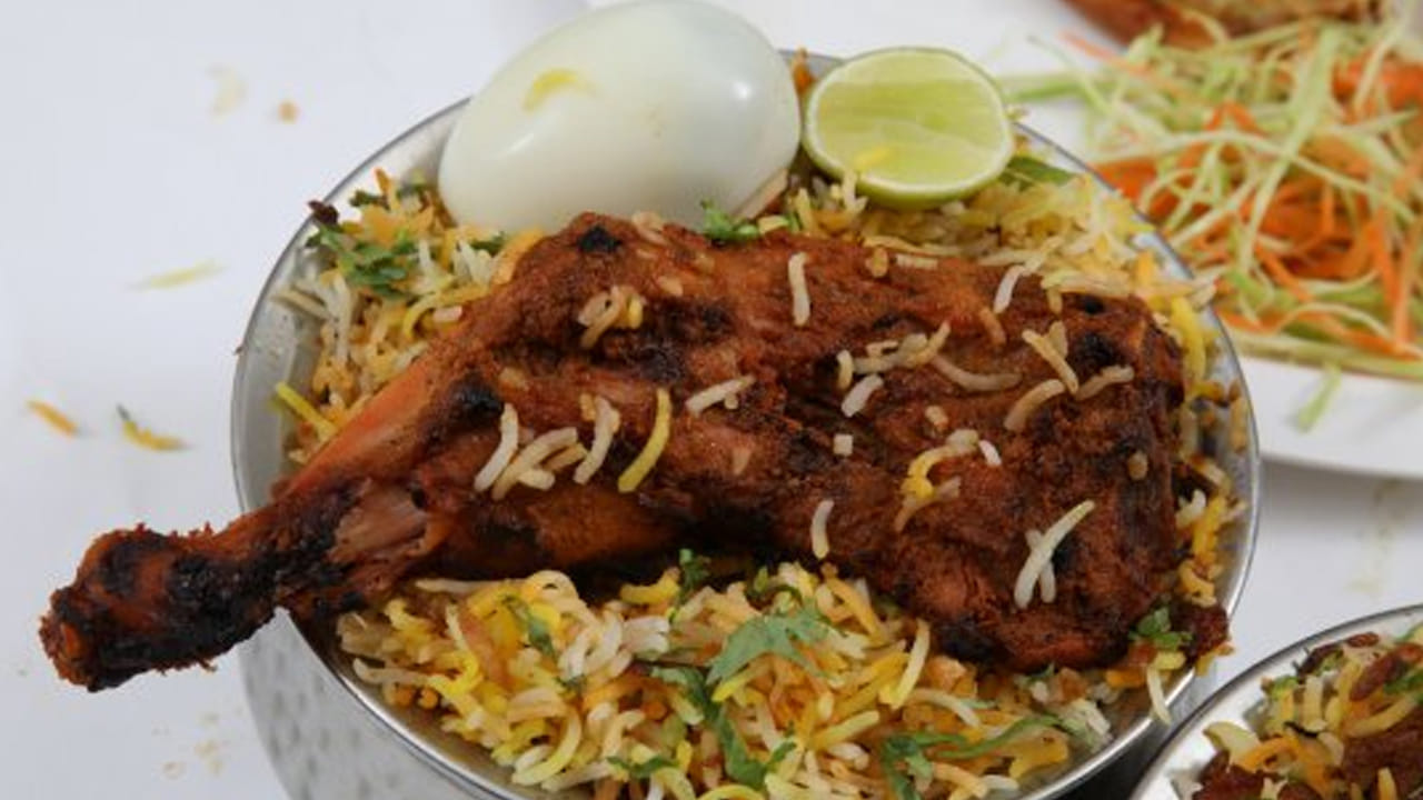 అధే విధంగా బరువు తగ్గాలి అనుకునే వారు కూడా చికెన్ లెగ్ పీస్ తినకూడదంట. బరువు తగ్గాలని డైట్ మెంటైన్ చేస్తున్నవారు, లెగ్ పీస్ తినడం వలన త్వరగా బరువు పెరిగే ఛాన్స్ ఉన్నదంట. అలాగే మధుమేహం సమస్యలతో బాధపడే వారు కూడా లెగ్ పీస్ తినకూడదు అని చెబుతున్నారు ఆరోగ్య నిపుణులు.