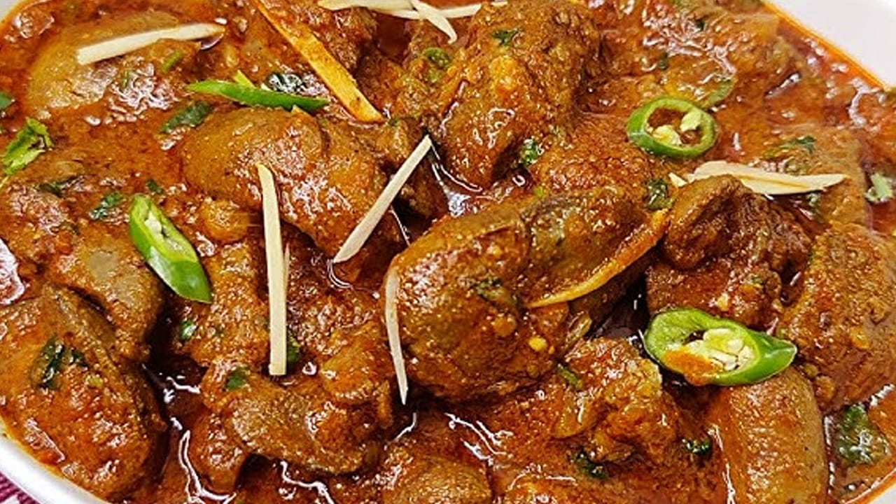 ఇప్పుడు స్టవ్ వెలిగించి పాన్ పెట్టి దానిలో ఆయిల్ చేసి దానిలో కట్ చేసిన ఉల్లిపాయలు, పచ్చిమిర్చి వేసి బంగారు రంగులోకి మారే వరకు వేయించాలి.