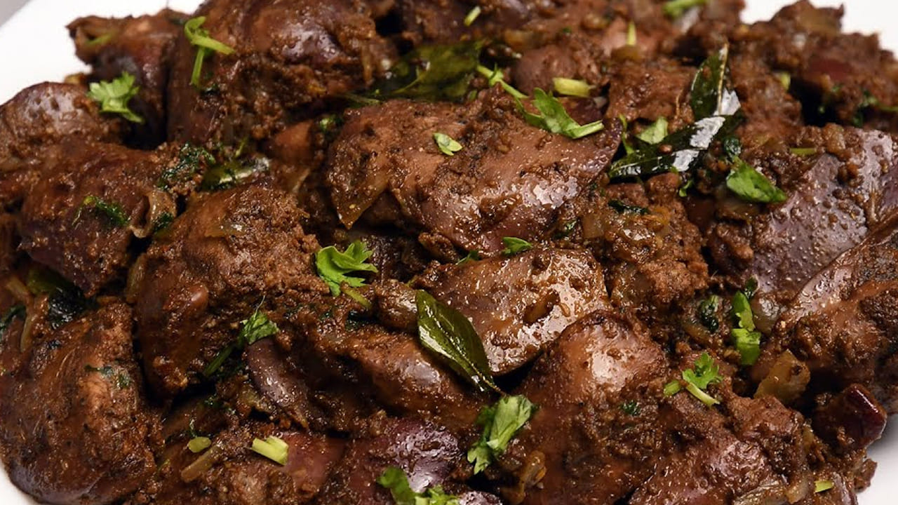 ఆ తర్వాత అల్లం వెల్లుల్లి పేస్ట్ వేసి టమోటాలు ముక్కలు వేసి మెత్తగా అయ్యే వరకు స్టవ్ మీదే ఉంచి ఉడికించాలి.