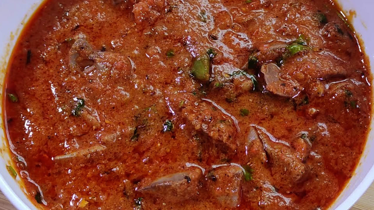 ఇక ఇప్పుడు లివర్ ముక్కలు పసుపు, ఉప్పు, కారం వేసి 10 నిమిషాల పాటు స్టవ్ మీదే పెట్టి కొంచం నీళ్లు పోసి అలాగే ఉంచండి.
దించేముందు కొత్తిమీర వేసుకుని దించేయండి.