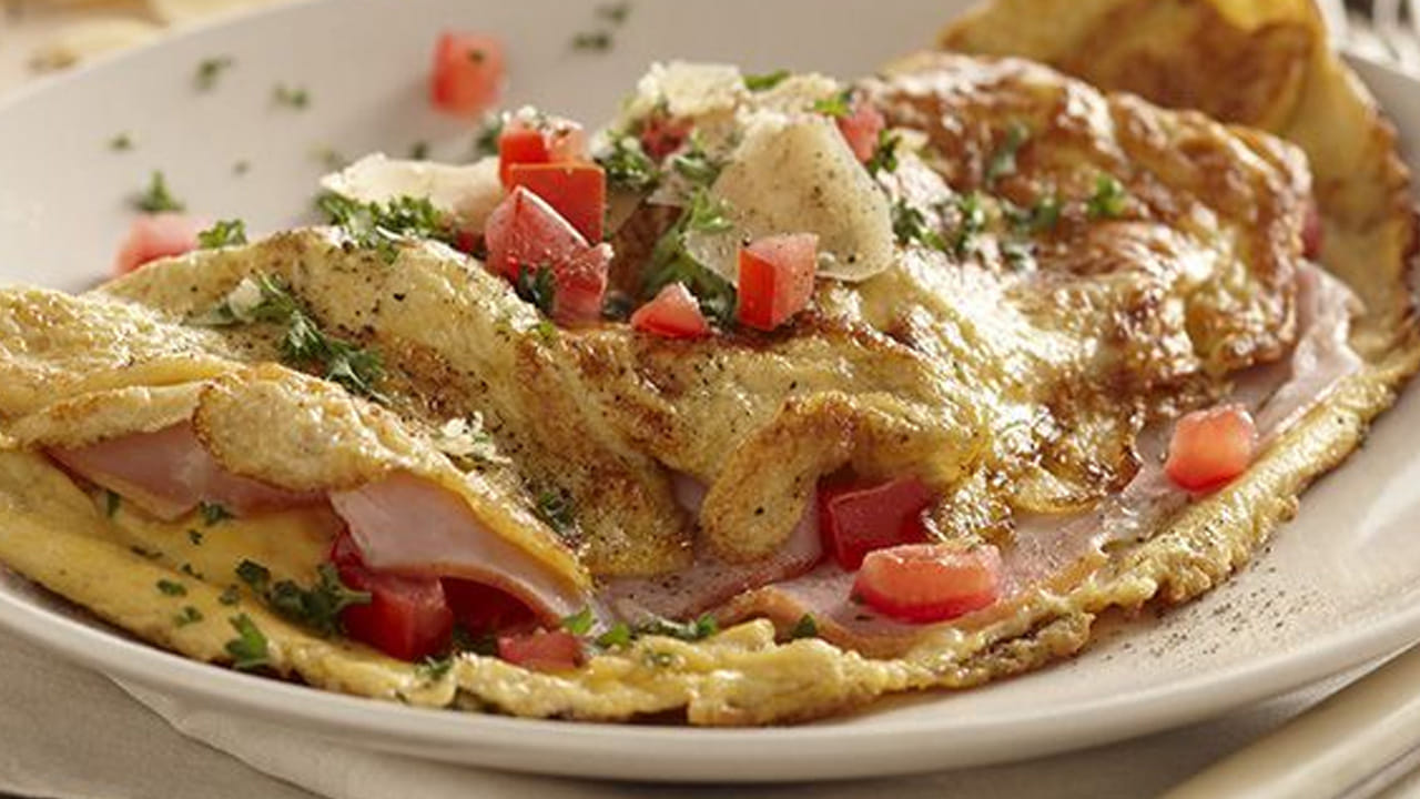 కావాల్సిన పదార్ధాలు : 150 గ్రాములు చికెన్ బోన్‌లెస్, 4 కోడి గుడ్లు,  ఒక ఉల్లిపాయ చిన్నది, 3 పచ్చిమిర్చి, ఒక టేబుల్ స్పూన్ అల్లం వెల్లుల్లి పేస్ట్,  అర టీ స్పూన్ మసాలా, అర టీ స్పూన్ కారం, అర టీ స్పూన్ పసుపు, కొత్తిమీర, ఉప్పు, రెండు టేబుల్ నూనెను తీసుకోవాలి.  