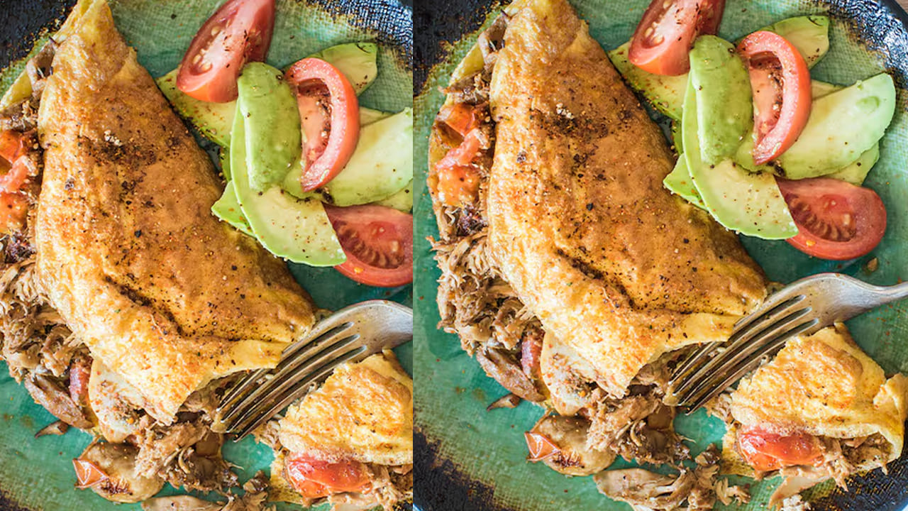 మెత్తని చికెన్‌ను తీసుకుని ఉప్పు నీటిలో కడిగి డానికి ఉప్పు, పసుపు, కొద్దిగా అల్లం వెల్లుల్లి పేస్ట్ వేసి ముక్కలకు పట్టించి పక్కన పెట్టుకోవాలి. 
