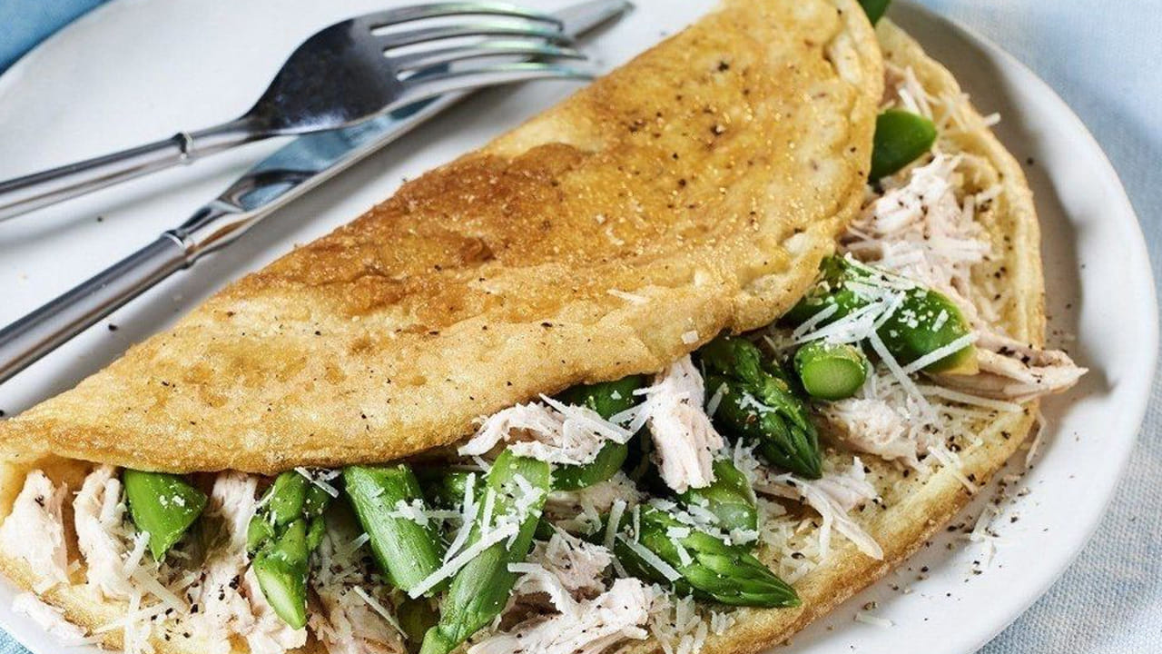 ఇప్పుడు స్టవ్ వెలిగించి  పెనం పెట్టి  దానిలో నూనె వేసి బాగా వేడి అయ్యే వరకు అలాగే ఉంచాలి.  ఆ తర్వాత గుడ్డు మిశ్రమాన్ని పెనంపై పోసి రెండు వైపులా బాగా కాలనివ్వాలి. అంతే, వేడి వేడి చికెన్ ఆమ్లెట్ రెడీ.