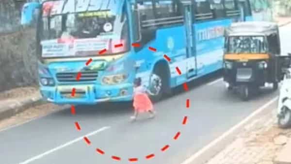 Viral Video: చావు అంచుల దాకా వెళ్లొచ్చిన చిన్నారి.. ఒళ్లు గగుర్పాటుకు గురి చేస్తున్న దృశ్యం..