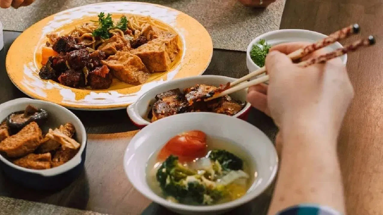 నేటి బిజీ జీవనశైలిలో ఆరోగ్యంపై శ్రద్ధ పెట్టడం దాదాపు అసాధ్యంగా మారింది. దీని వలన అనేక ఆరోగ్య సమస్యలు తలెత్తుతున్నాయి. ఇవి రోజువారీ జీవితాన్ని ప్రత్యక్షంగా ప్రభావితం చేస్తాయి. 