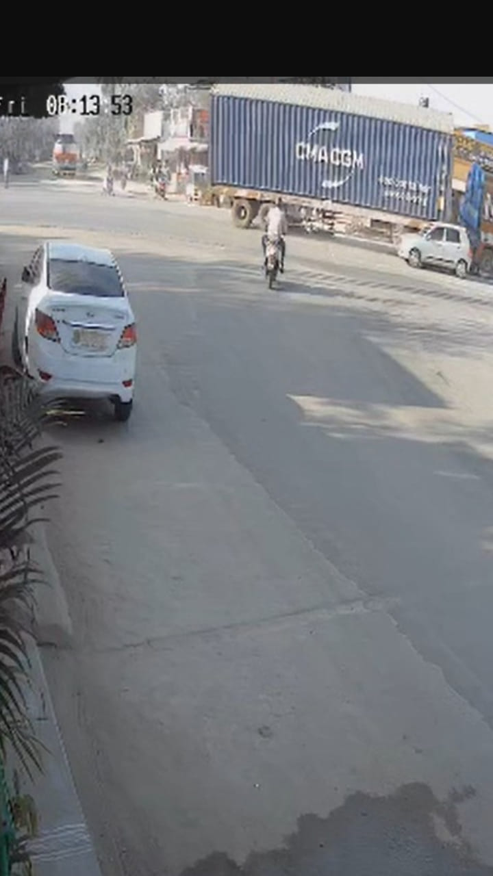 Chittoor: కంటైనర్ పడి కారు నుజ్జునుజ్జు.. సాఫ్ట్‌వేర్ ఇంజనీర్ దుర్మరణం..