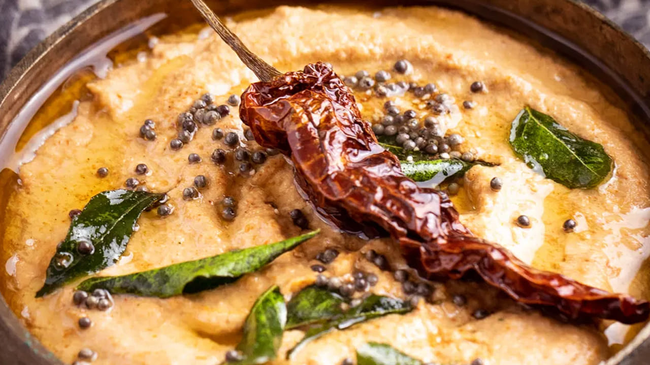 కావాల్సిన పదార్ధాలు : పల్లీలు, ఎండుమిర్చి అయితే ఇది, లేకపోతే పచ్చిమిర్చిని అయినా తీసుకోవచ్చు, వెల్లుల్లి రెబ్బలు, చింతపండు, తాలింపు కోసం.. ఆవాలు, జీలకర్ర, కరివేపాకు, ఎండుమిర్చి, నూనె, రుచికి సరి పడినంత ఉప్పు.