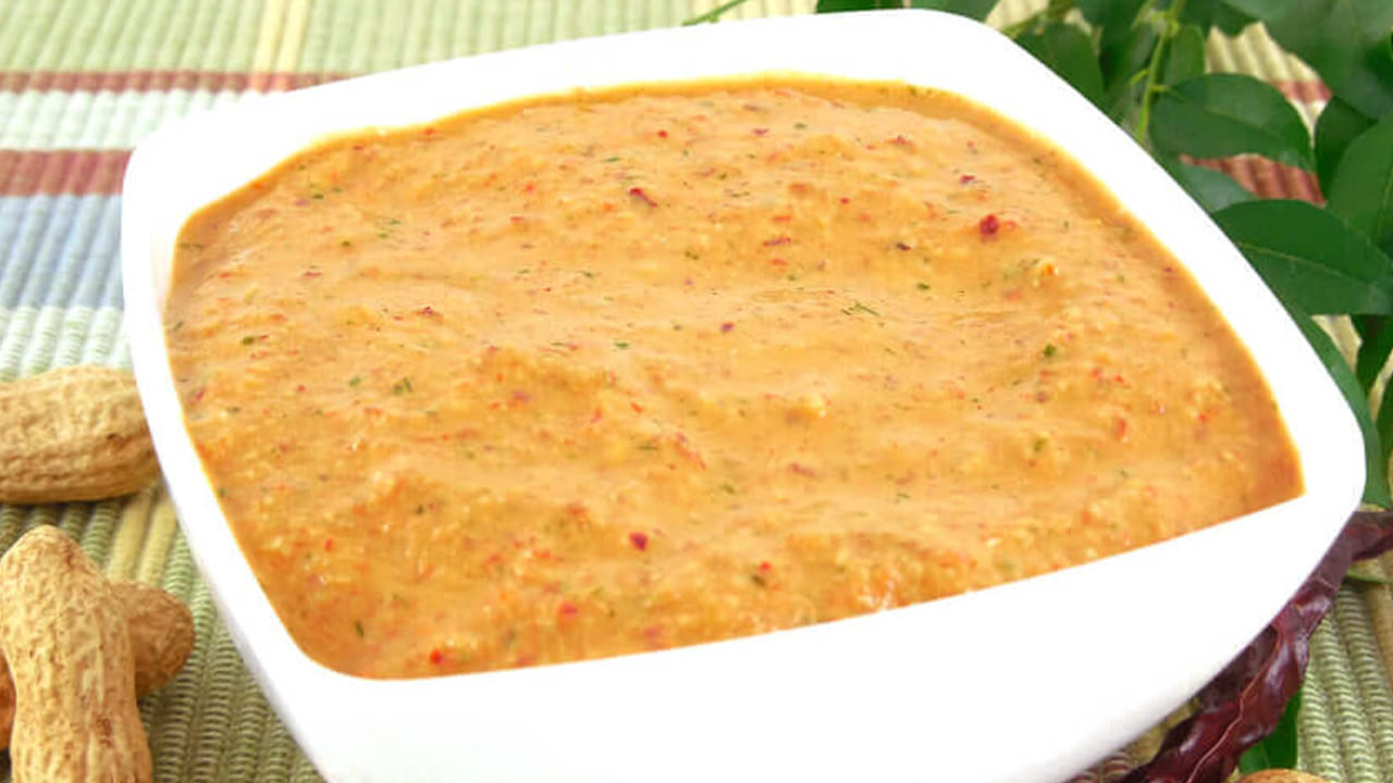 ముందుగా పాన్ తీసుకుని దానిలో శనగ గింజలు వేసి బాగా వేయించాలి. ఆ తర్వాత వాటిని పక్కన పెట్టుకోవాలి. ఆ తర్వాత పాన్ తీసుకుని దానిలో కొద్దిగా నూనె వేసి ఎండుమిర్చి లేదా పచ్చి మిర్చిని వేసి బాగా వేయించాలి