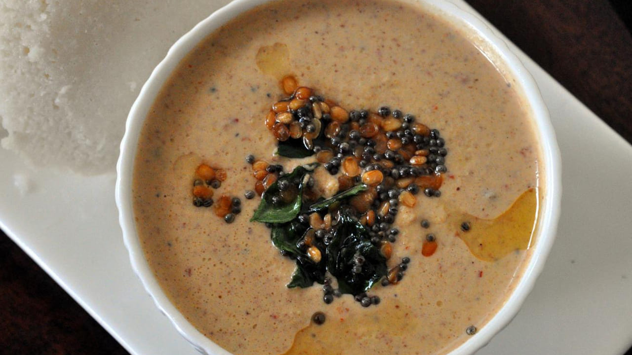 ఇక ఇప్పుడు దానిని తీసుకుని గ్రైండ్ చేసుకోవాలి. మధ్యలో కొంచం చింతపండు కూడా వేసి మళ్ళీ మిక్సీ పట్టుకోవాలి. దానిని ఇప్పుడు ఒక బౌల్ లోకి తీసుకుని తాలింపు పెట్టుకోవాలి. అంతే, వేడి వేడి పల్లీల చట్నీ రెడీ