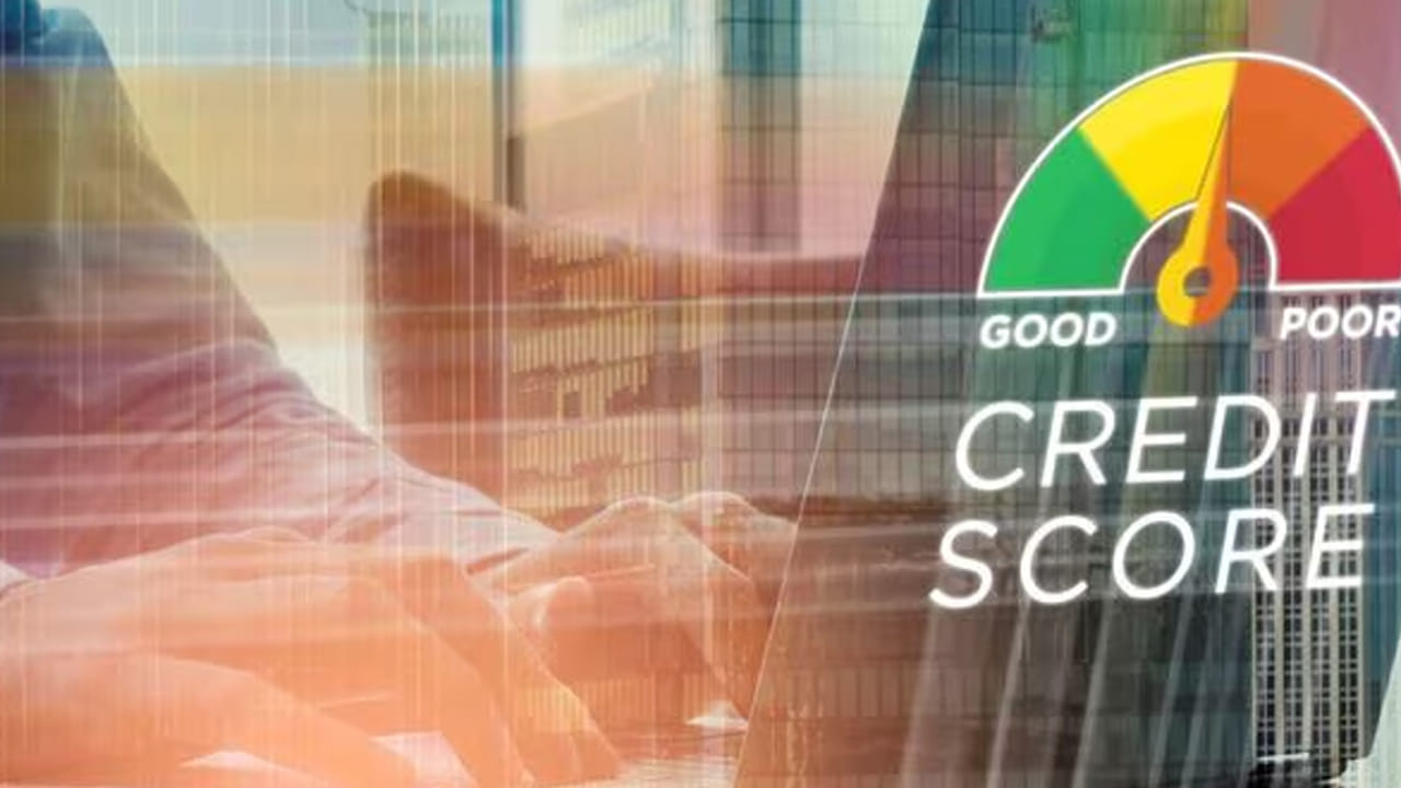  CIBIL Score: సిబిల్‌ స్కోర్‌ ప్రతి వ్యక్తి ఆర్థిక స్థితి గురించి సమాచారాన్ని అందిస్తుంది. మీరు ఏదైనా బ్యాంక్ లేదా ప్రభుత్వ సంస్థ నుండి లోన్ కోసం వెళ్లినప్పుడల్లా ముందుగా మీ సిబిల్‌  చెక్ చేస్తారు. మీ సిబిల్‌ స్కోర్ ప్రతికూలంగా ఉంటే, మీ రుణ దరఖాస్తును ఏ బ్యాంకు ఆమోదించదు. అటువంటి పరిస్థితిలో మీరు బయట నుండి అధిక వడ్డీ రేట్లకు రుణం తీసుకోవలసి ఉంటుంది. ఇది మీ ఆర్థిక పరిస్థితిపై మరింత ప్రతికూల ప్రభావాన్ని చూపుతుంది.