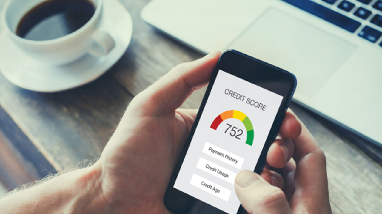  సిబిల్‌  స్కోర్ అంటే ఏమిటి ?: సిబిల్‌ స్కోర్‌ స్కోర్ మూడు సంఖ్యలను కలిగి ఉంటుంది. ఈ మూడు సంఖ్యలు మీ క్రెడిట్ చరిత్రను సూచిస్తుంది.ఒక వ్యక్తి సిబిల్‌ స్కోర్ 300 నుండి 900 వరకు ఉంటుంది. దీని అధిక స్కోర్ మెరుగైన క్రెడిట్ ప్రాధాన్యతను సూచిస్తుంది. మీ సిబిల్‌ స్కోర్ 300 అయితే, రుణదాతలు మీరు లోన్‌కు అర్హులు కాదని భావిస్తారు. రుణాల పంపిణీ సమయంలో సిబిల్‌ స్కోర్‌ను రుణదాతలు సమీక్షిస్తారు. మీ స్కోర్ 900 అయితే, మీ క్రెడిట్‌ స్కోర్‌ బాగుందని, అప్పుడు మీరు సులభంగా రుణం పొందవచ్చని అర్థం.