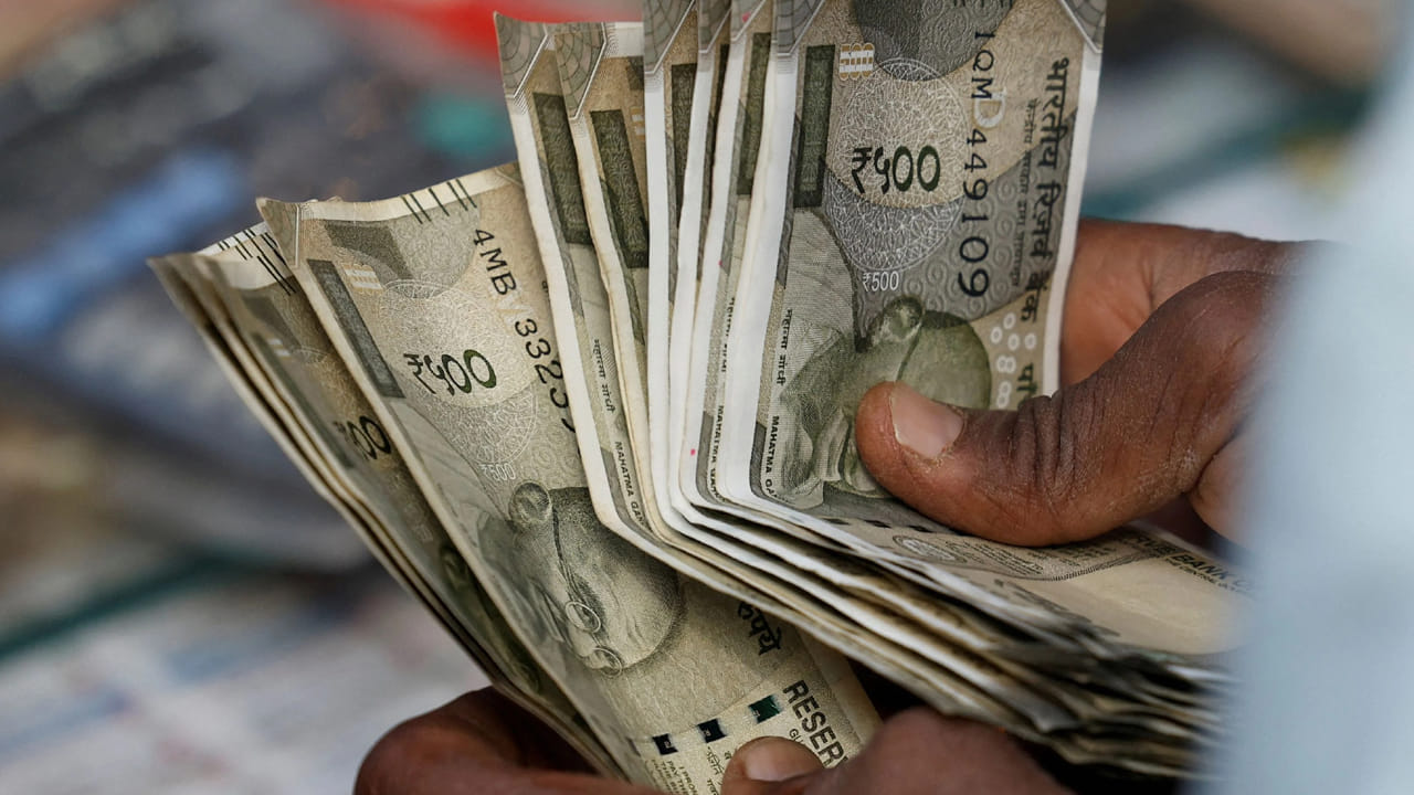 రుణ చెల్లింపు: మీరు ఇ-కామర్స్ సైట్‌ల నుండి లేదా ఎక్కడైనా క్రెడిట్ కార్డ్‌తో ఈఎంఐలో ఏదైనా ఉత్పత్తిని కొనుగోలు చేసినట్లయితే, మీరు ఏదైనా EMIని మిస్ చేసినట్లయితే లేదా EMIని సకాలంలో చెల్లించకుంటే, మీ లోన్ రీపేమెంట్ చరిత్ర సిబిల్‌ స్కోర్‌పై ప్రతికూల ప్రభావాన్ని చూపుతుంది. అదే సమయంలో కొన్నిసార్లు రుణాల ముందస్తు చెల్లింపు కూడా తిరిగి చెల్లింపు చరిత్రపై ప్రతికూల ప్రభావాన్ని చూపుతుంది.