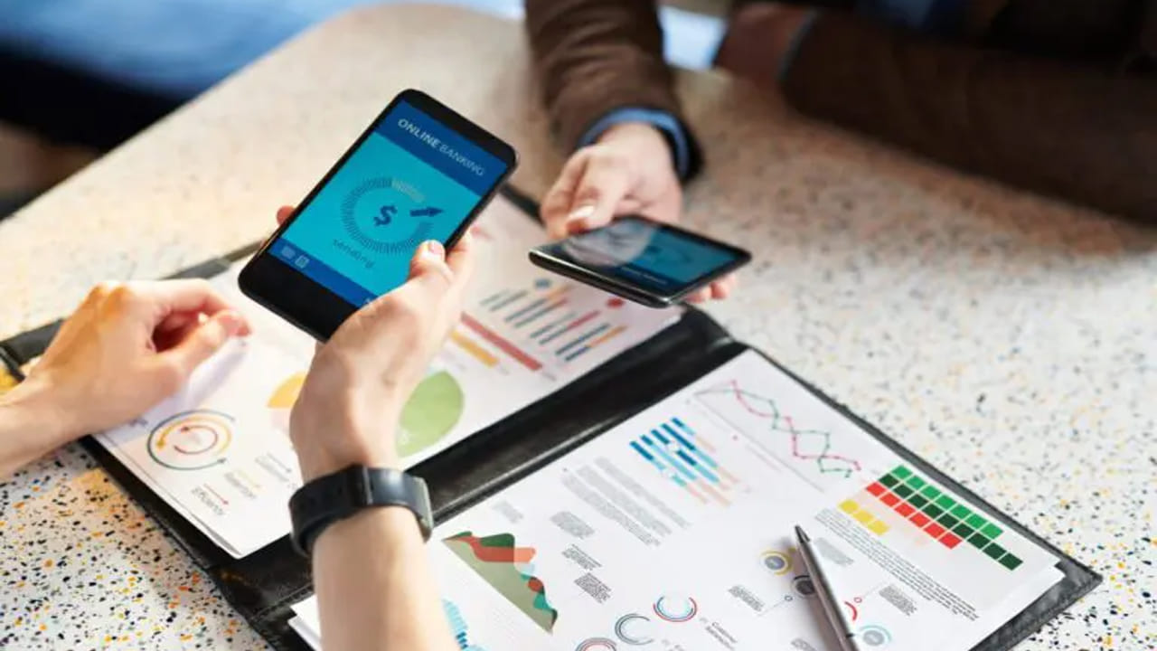  క్రెడిట్ మిస్ రిపోర్ట్: రుణం చెల్లింపుపై క్రెడిట్ మిస్ రిపోర్ట్ తయారు చేస్తారు. క్రెడిట్ మిస్ రిపోర్ట్ అనేది రుణాన్ని సకాలంలో చెల్లించలేదని తెలిపే పత్రం. ఈ నివేదికను క్రెడిట్ బ్యూరో తయారు చేయవచ్చు. మీకు  క్రెడిట్ మిస్ రిపోర్ట్ ఉంటే మీరు వెంటనే బకాయి ఉన్న రుణాన్ని సకాలంలో చెల్లించాలి.