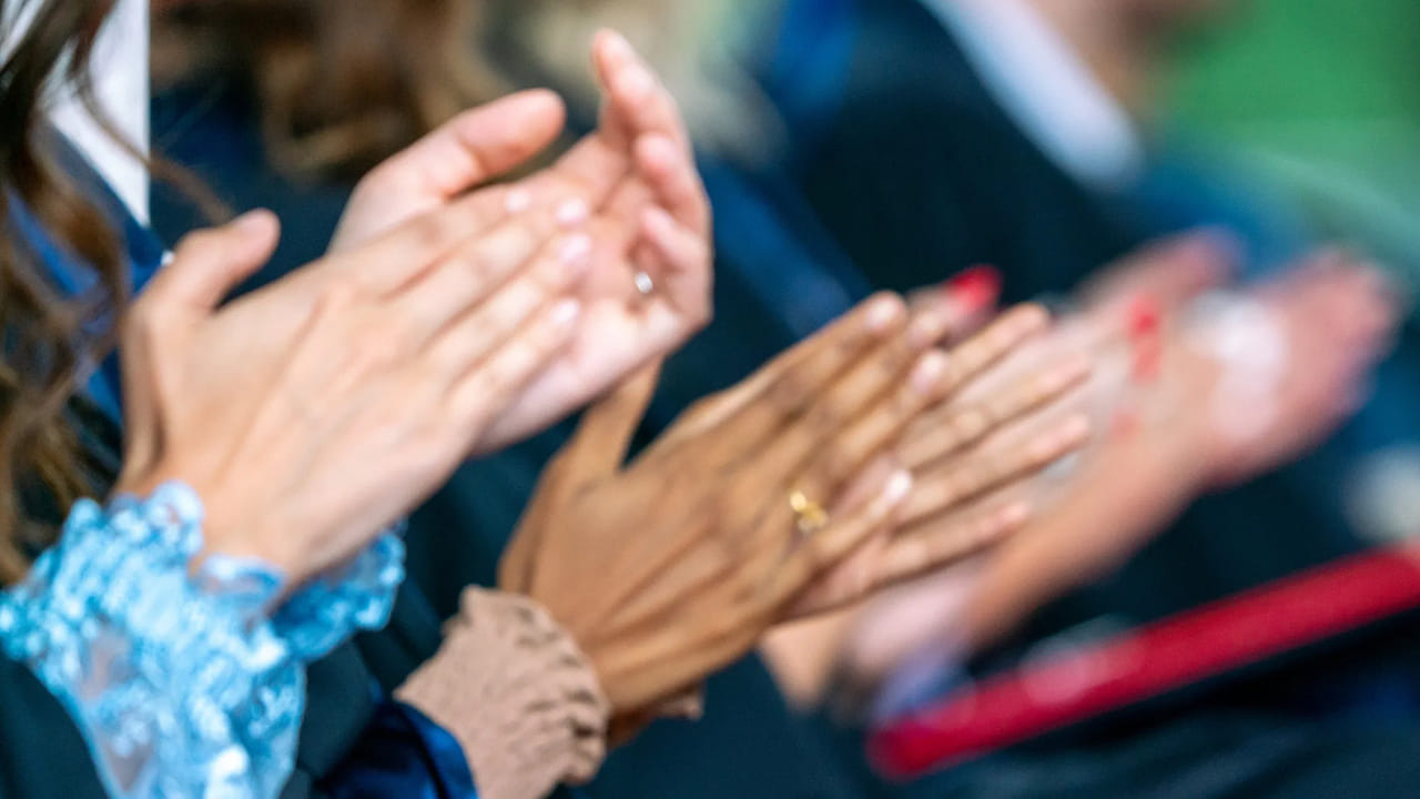 మెదడులోని హ్యాపీ హార్మోన్లను ఉత్తేజపరిచే శక్తి చప్పట్లకు ఉంది. ఇది ఆందోళన, ఒత్తిడిని తగ్గించి మనసుకు ప్రశాంతతను ఇస్తుంది. మానసిక ఉల్లాసం కోసం ఉదయాన్నే ఈ థెరపీని చేయడం ఎంతో మేలు.
