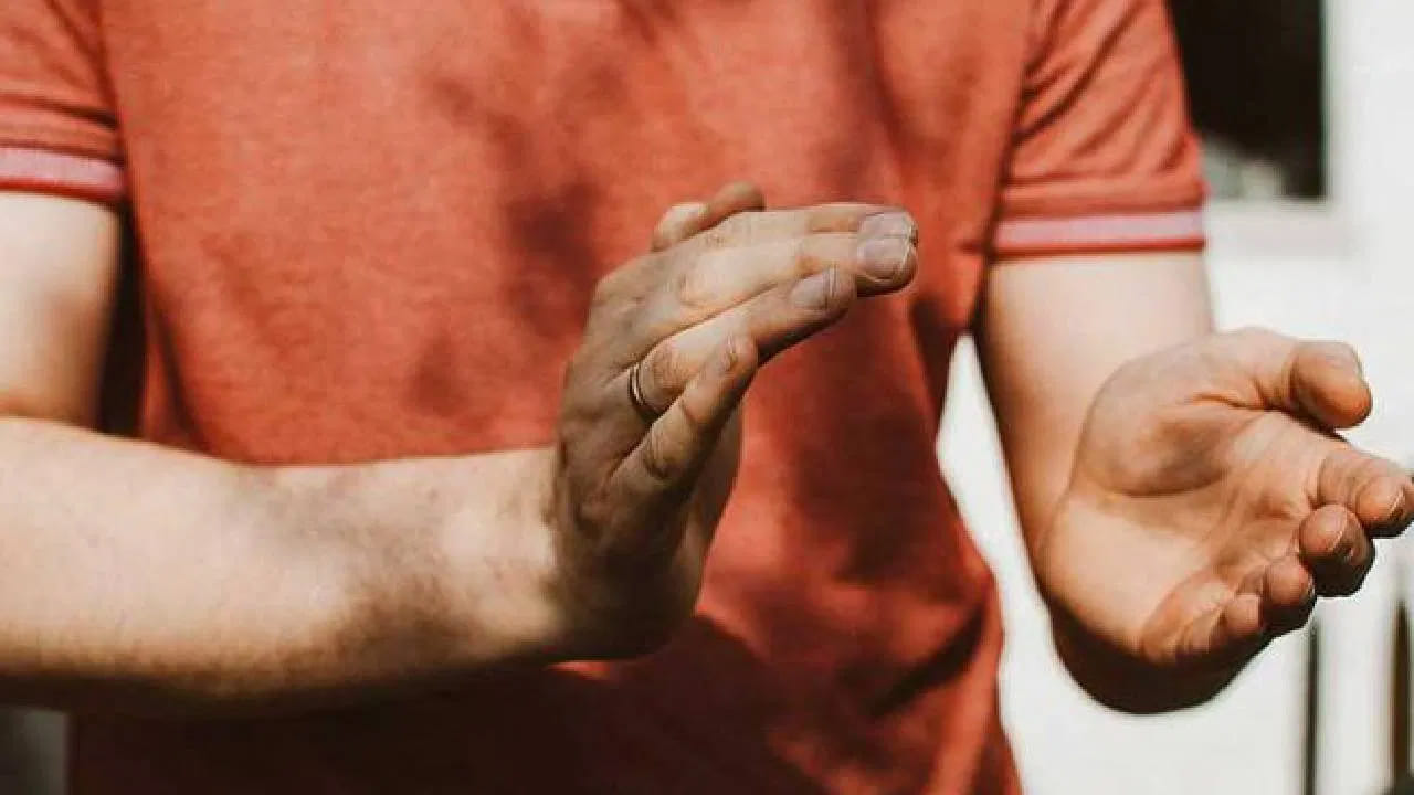 ఎలా చేయాలి?: రెండు అరచేతులు, వేళ్లు ఒకదానికొకటి పూర్తిగా తగిలేలా గట్టిగా చప్పట్లు కొట్టాలి. ప్రతిరోజూ ఉదయం 10 నుండి 20 నిమిషాల పాటు సాధన చేయడం వల్ల ఉత్తమ ఫలితాలు కనిపిస్తాయి.