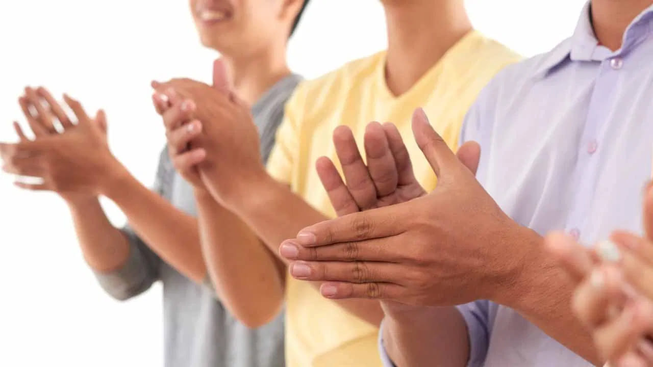 రోజూ 15-20 నిమిషాల పాటు చప్పట్లు కొట్టడం వల్ల శరీరంలో చెడు కొలెస్ట్రాల్ తగ్గుతుంది. మెరుగైన రక్త ప్రసరణ వల్ల గుండెపై ఒత్తిడి తగ్గి, రక్తపోటు నియంత్రణలో ఉంటుంది. ధమనుల్లో రక్తం గడ్డకట్టకుండా చూడటంలో ఈ చికిత్స అద్భుతంగా పనిచేస్తుంది.
