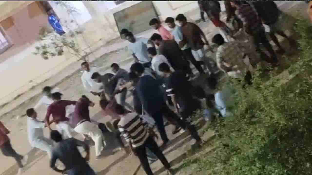 కోడి కూర కోసం కొట్లాట.. పుర్రెలు పుచ్చకాయల్లా పగిలేలా కొట్టుకున్న విద్యార్థులు..!