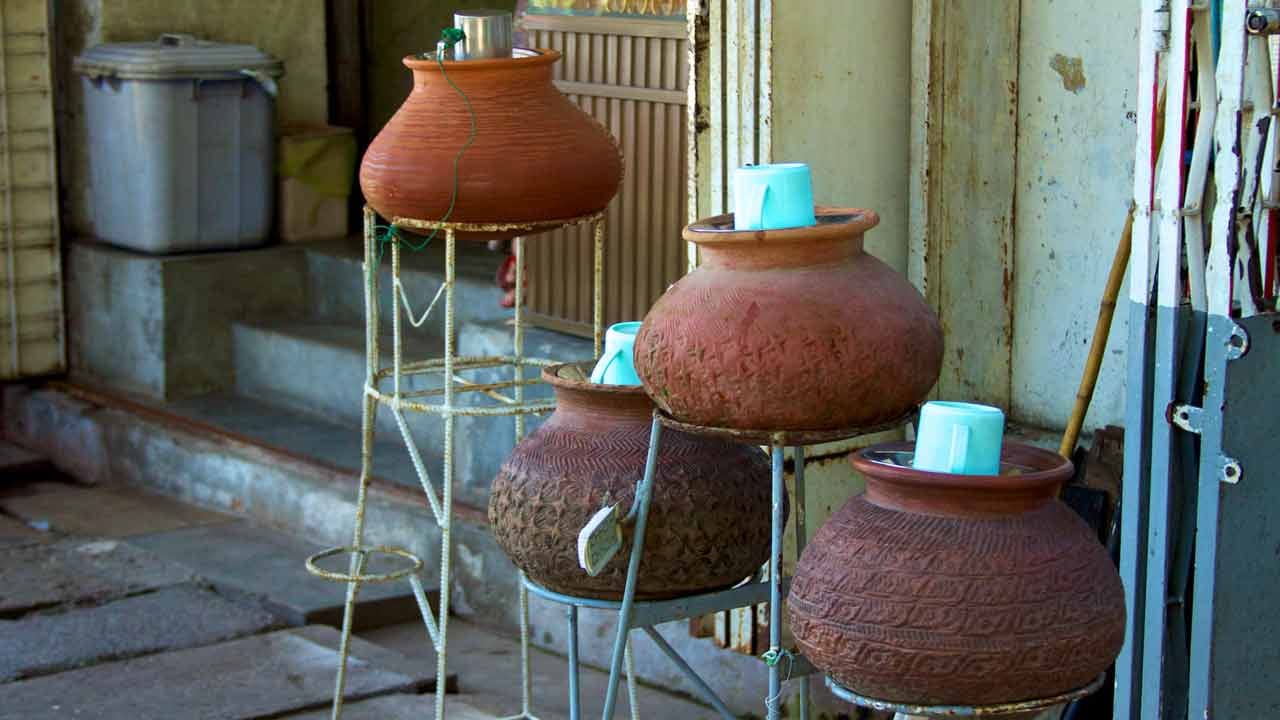 మట్టి కుండలో నీరు సహజంగా రుచిగా ఉంటాయి. మట్టి కుండలో నిల్వ చేసిన నీళ్లు తాగటం వల్ల గ్యాస్, అసిడిటీ, శ్వాసకోశ సమస్యలు రావు. జీర్ణక్రియ కూడా మెరుగవుతుందని ఆయుర్వేద ఆరోగ్య నిపుణులు చెబుతున్నారు. ఈ నీటిని తాగడం వల్ల డీహైడ్రేషన్ నుంచి తప్పించుకోవచ్చు అంటున్నారు. 