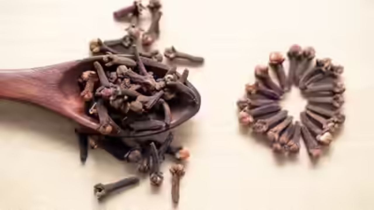 లవంగాలు: గోదుమ పిండి ఎక్కువ రోజులు ఫ్రెష్‌గా ఉండాలంటే మీరు గోధుమ పిండిలో కొన్ని లవంగాలు, దాల్చిన చెక్క లేదా బే ఆకులను వేసి నిల్వ చేయండి. ఈ సుగంధ ద్రవ్యాలు సహజ పురుగుమందులుగా పనిచేస్తాయి. అవి పిండిని కీటకాల నుండి దూరంగా ఉంచడమే కాకుండా, తేలికైన, ఆహ్లాదకరమైన వాసనను కూడా ఇస్తాయి.