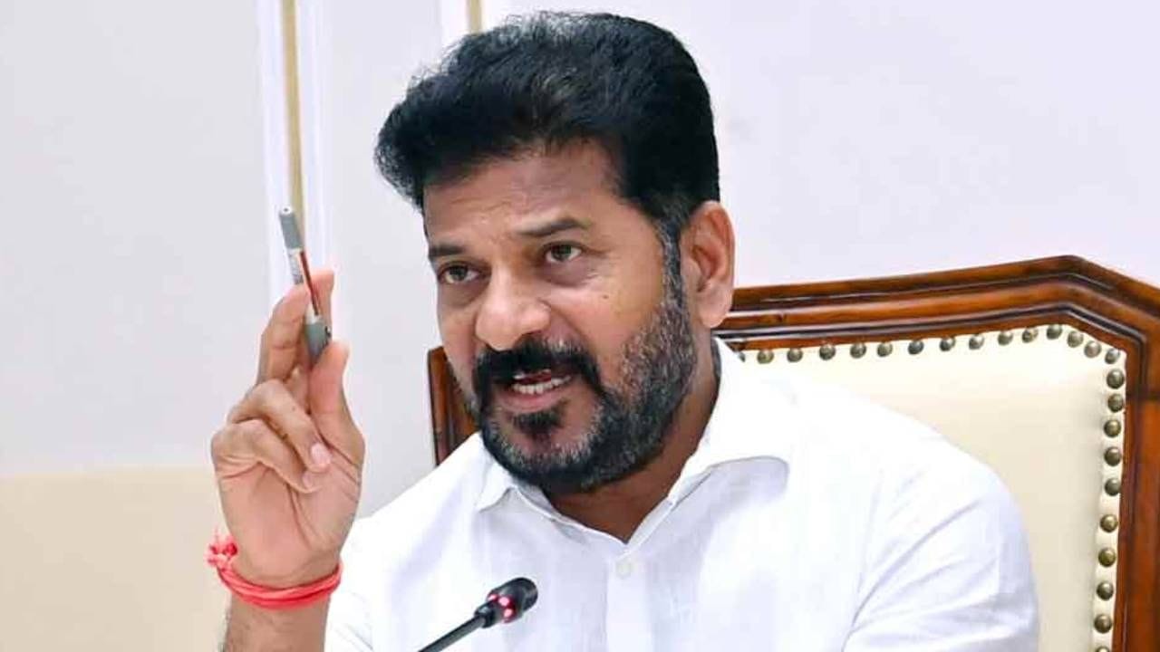 CM Revanth Reddy: పొద్దున్నే ఫీల్డ్లో లేపోతే పోస్ట్ ఊస్టింగే.. అధికారులకు సీఎం సీరియస్ వార్నింగ్! CM Revanth Reddy: పొద్దున్నే ఫీల్డ్లో లేపోతే పోస్ట్ ఊస్టింగే.. అధికారులకు సీఎం సీరియస్ వార్నింగ్!