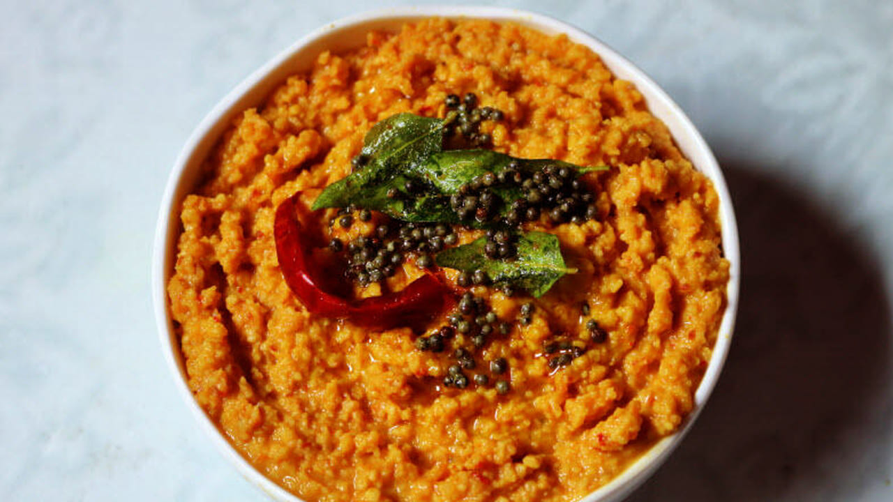 తయారీ విధానం : ముందుగా స్టవ్ వెలిగించి పొయ్యి మీద పాన్  పెట్టి దానిలో ఆయిల్ వేసి అది వేడయ్యాక కొబ్బరి ముక్కలు,  మిర్చి,  మిరపకాయలు, చింతపండును రంగు మారే వరకు బాగా వేయించాలి. 