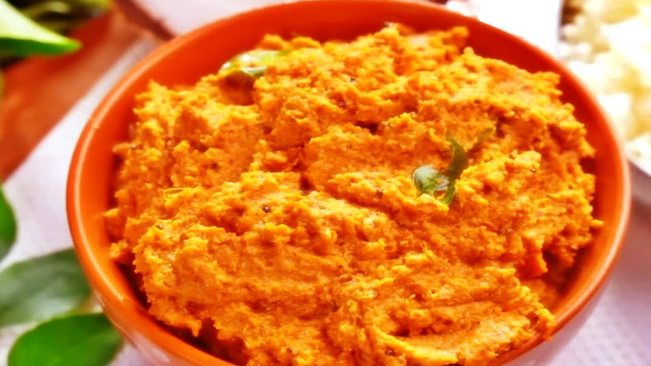 
ఇక ఇప్పుడు ఆ తర్వాత మిశ్రమాన్ని గ్రైండ్ చేయాలి. మరి పేస్ట్ లా అయ్యేవరకు ఉంచకండి. ఇక చివర్లో రుచికి సరి పడా ఉప్పు, జీలకర్ర, వెల్లుల్లి వేసి బాగా మిక్స్ అయ్యే వరకు కలపాలి. ఇక దీనిని ఒక గిన్నెలోకి తీసుకుని తాలింపు పెట్టండి. అంతే, వేడి వేడి కొబ్బరి చట్నీ రెడీ. 